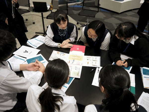 三井住友海上、体験型防災教育コンテンツ「HIRAQ」の体験会を開催、荒川区の中学生が緊急避難所での対処法を考える