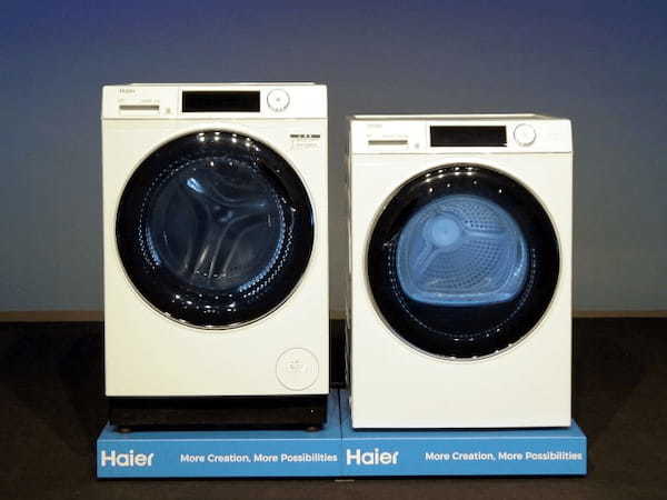 ハイアール、衣類ケア乾燥機「FUWATO」と12.0kgドラム式洗濯機「AITO」を発売、庄司智春さん・藤本美貴さん夫妻が魅力を語る