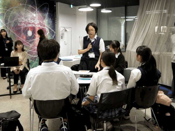 三井住友海上、体験型防災教育コンテンツ「HIRAQ」の体験会を開催、荒川区の中学生が緊急避難所での対処法を考える