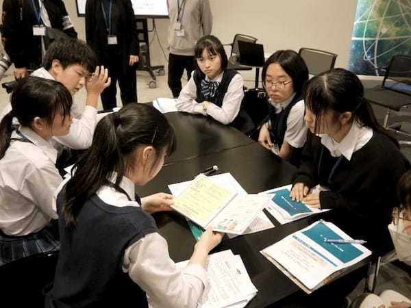 三井住友海上、体験型防災教育コンテンツ「HIRAQ」の体験会を開催、荒川区の中学生が緊急避難所での対処法を考える