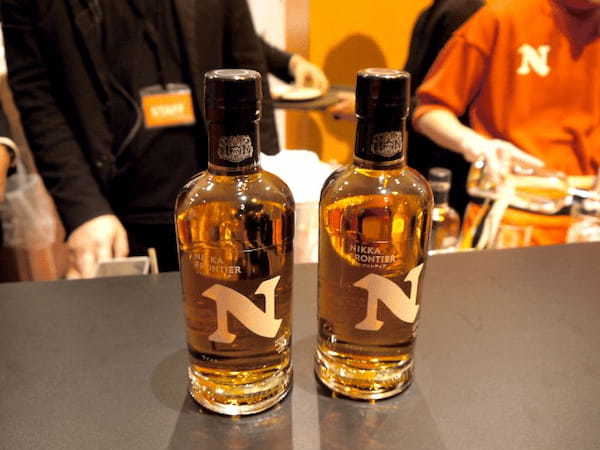 アサヒビールとニッカウヰスキー、「NIKKA FRONTIER BAR」を期間限定オープン、中村アンさんがフロートハイボール作りを体験