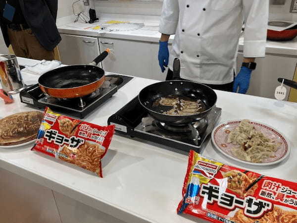 味の素冷凍食品、リニューアルした「ギョーザ」を焼いてパリッとした羽根つきギョーザが焼けた時の感動を楽しむ体験会を開催