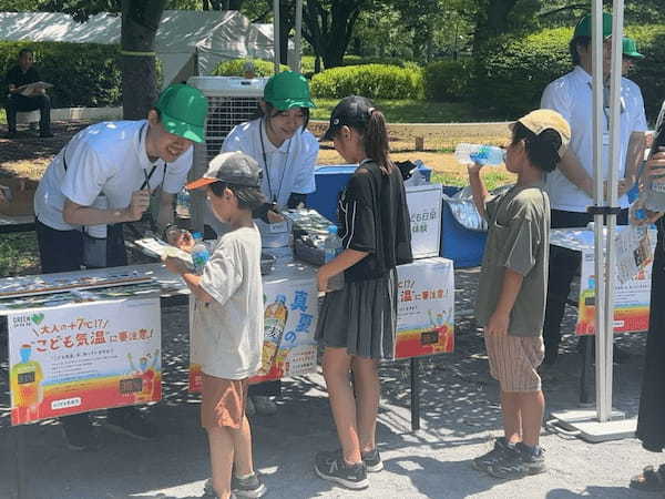 日陰にも質の差があり、暑さが違うことをパネルで紹介