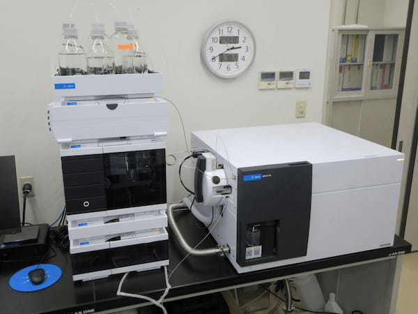 農薬を検出する「高速液体クロマトグラフ質量分析計」
