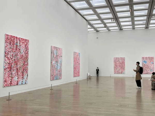 2022年3月2日〜5月23日に国立新美術館（東京・乃木坂）で開催された「ダミアン・ハースト 桜」展示風景（撮影：ANDART編集部）