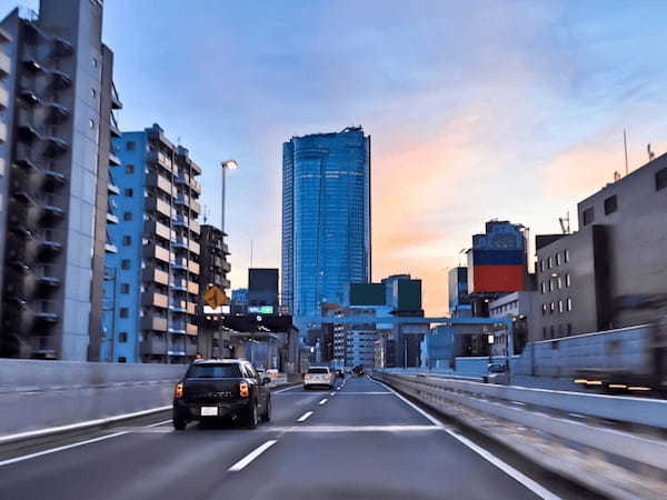 車が多くて首都高の運転が怖い!? 慣れない都市高速を安全に走行するためのポイントをお伝えします