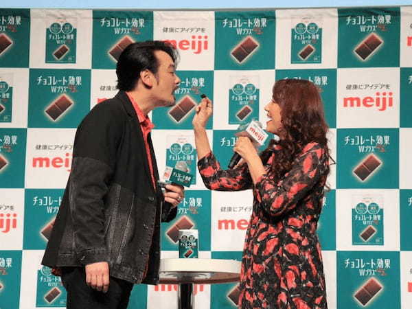 明治、「いい夫婦の日」に「チョコレート効果Wプラスカカオ72％」の魅力を小田井涼平さん（元純烈）＆LiLiCoさん夫妻を解説