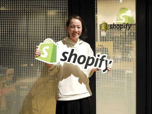 Shopify、フルリモートで生産性向上とワークライフバランスを追求、沖縄で子育てをしながらグローバルに活躍する眞鍋あゆみ氏に聞く