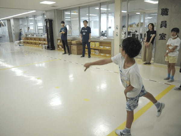 フライウィール、東京・世田谷の松沢小学校で「夏のワクワク体験教室」を開催、紙飛行機大会の実習を通してデータ活用を学ぶ