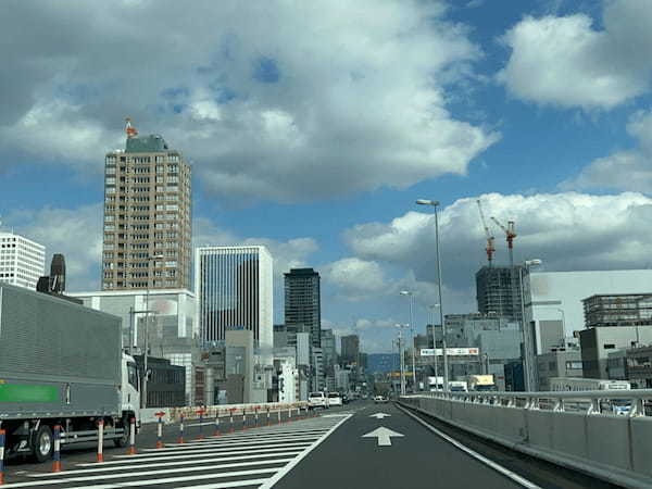 車が多くて首都高の運転が怖い!? 慣れない都市高速を安全に走行するためのポイントをお伝えします