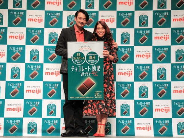 明治、「いい夫婦の日」に「チョコレート効果Wプラスカカオ72％」の魅力を小田井涼平さん（元純烈）＆LiLiCoさん夫妻を解説