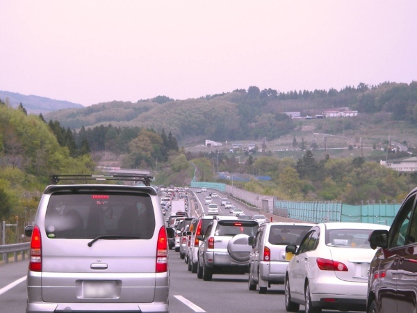 【渋滞対策に】高速道路から一般道へ迂回を検討する時の「目安の時間」と「距離」そのラインとは？
