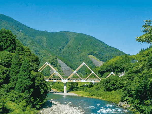 自然豊かなマウンテンビューの車中泊スポット。無人チェックイン可能で川の駅の敷地内で買い物も便利