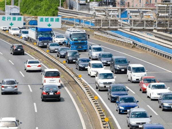 2023年お盆の高速道路のUターンラッシュ。最大長さ45km、13日～15日にかけて各地で渋滞が発生か