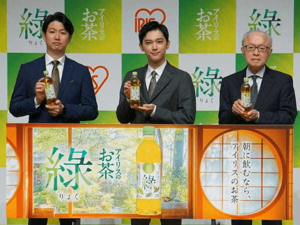 (左から)勝間室長、吉沢さん、柴田氏