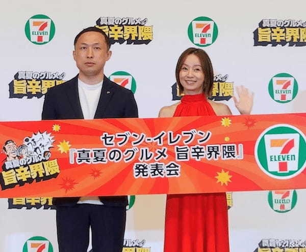 (左から)佐藤達也シニアマーチャンダイザーと鈴木亜美さん