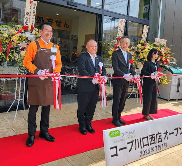 オープニングセレモニー、(左から）井出亮店長、熊﨑代表理事理事長、町会長、福間敬子委員長