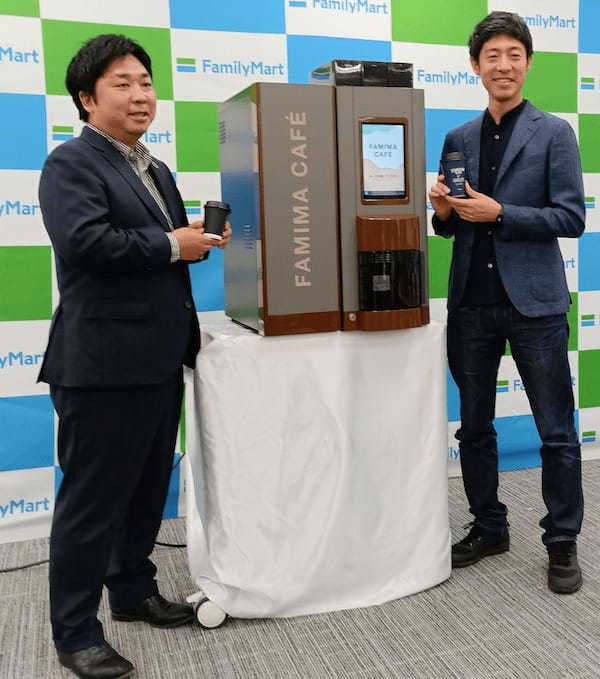 ファミマカフェ 新コーヒーマシン説明する粕谷氏と鍵浦副部長