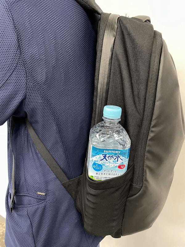 「サントリー天然水」1Lペットボトルは、スリムなためカバンのサイドポケットに入れる人が増加