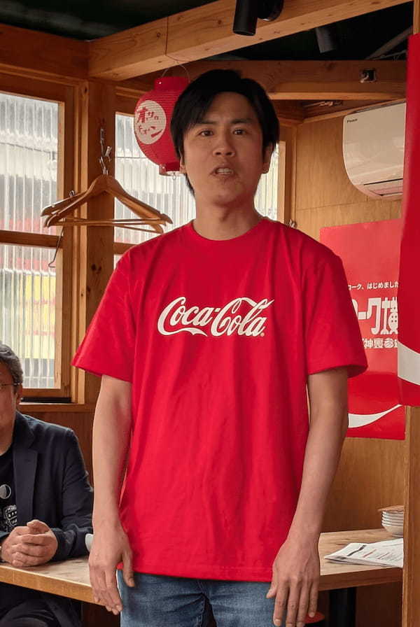 「瓶コークで乾杯する価値をもっと広げたい」と語る脇若英輔ディレクター