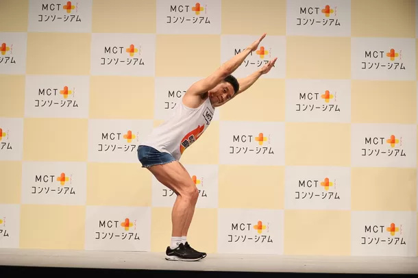 脂肪燃焼を促す「MCTオイル」、なかやまきんに君がダイエットの応援団長として脂肪燃焼エクササイズを考案し実演も