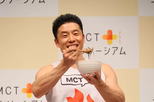 脂肪燃焼を促す「MCTオイル」、なかやまきんに君がダイエットの応援団長として脂肪燃焼エクササイズを考案し実演も