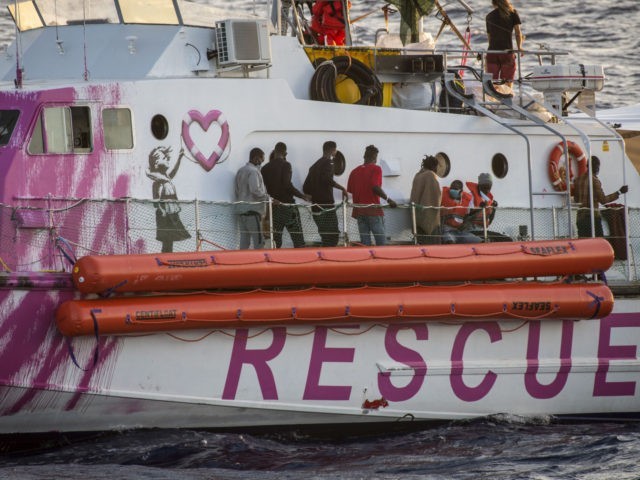 バンクシーの出資した船が難民の一段を送り届ける