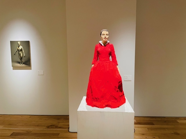「Self-History」展示風景　シュテファン・バルケンホール《赤いドレスの女》