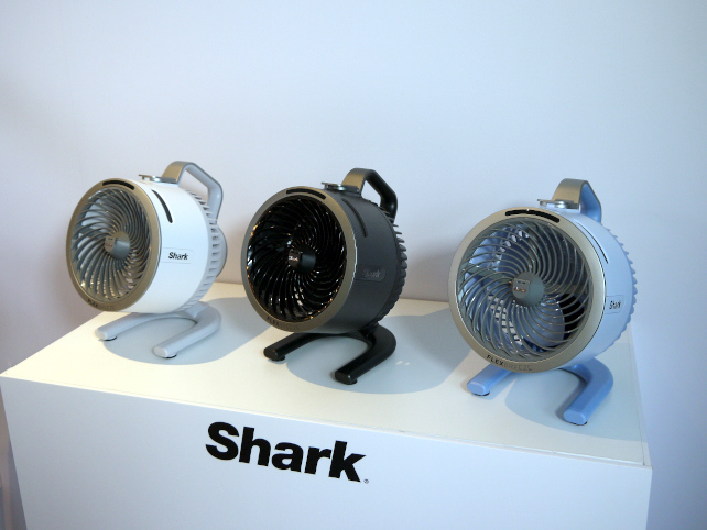 シャークニンジャ、コードレス扇風機「Shark FlexBreezeシリーズ」を新発売、屋内外での多彩な利用シーンを実演で紹介