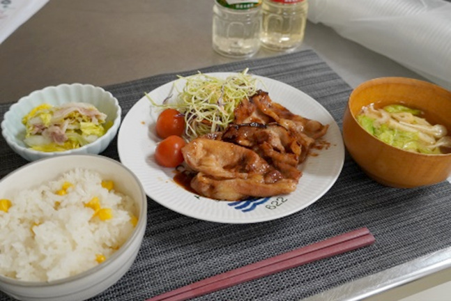 キング醸造、「日の出」調味料を使った初心者でも美味しく手軽につくれるメニューを四天王寺大学の新入寮生に伝授