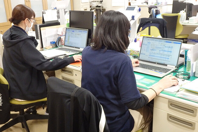 新システムで介護福祉士、看護師、介護支援専門員、管理栄養士の介護保険請求業務を情報一元化 職員の連携強化で介護革新 明光会(群馬県)