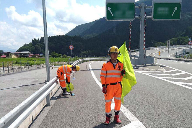 道路規制やイベント警備など多様な警備に強さを発揮　オンデマンド印刷機で資料や文字盤作成を大幅効率化し負担軽減を推進　プライムセキュリティーサービス（山梨県）