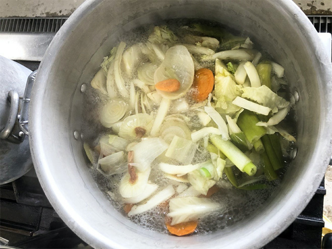 鍋の7分目まで水を加え、およそ2時間かけて煮出す