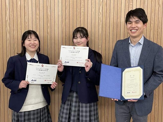 最優秀賞を受賞した順天高等学校の研究メンバーとアサヒ飲料のアドバイザー