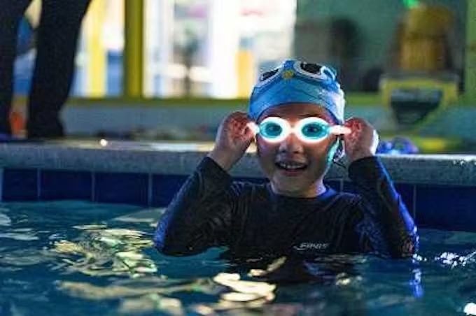 ゼット、「FINIS」ブランドから「Flow Glowゴーグル」の大人用とジュニア用をゼットオンラインショップ限定で発売