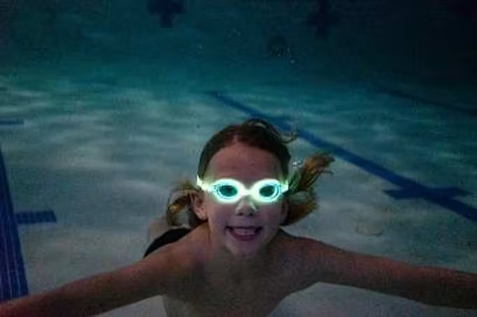 ゼット、「FINIS」ブランドから「Flow Glowゴーグル」の大人用とジュニア用をゼットオンラインショップ限定で発売