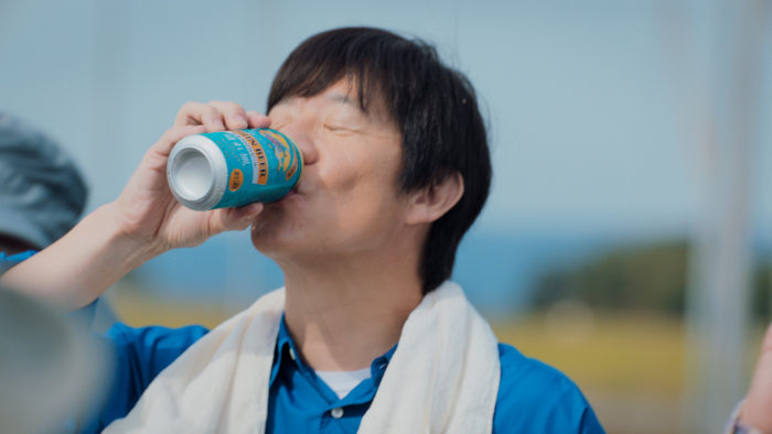 キリン、スタンダードビールとして17年ぶりの新ブランド「キリンビール 晴れ風」の新CM「晴、風、土。」篇を放映開始