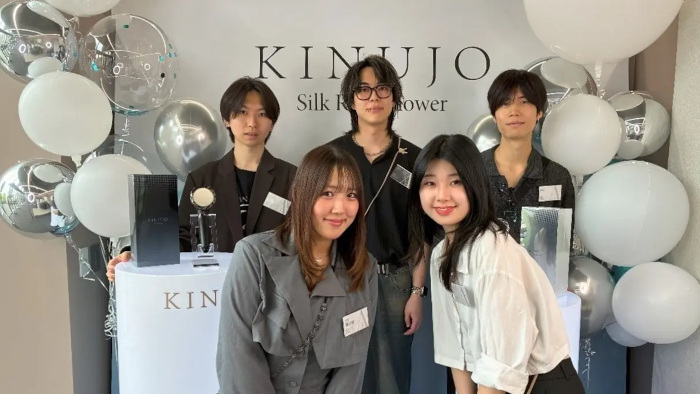 KINUJO、シャワーヘッド「KINUJO Silk Rich Shower」を発売、美容サロンAMA TOKYOによるヘアケアタッチアップも実施