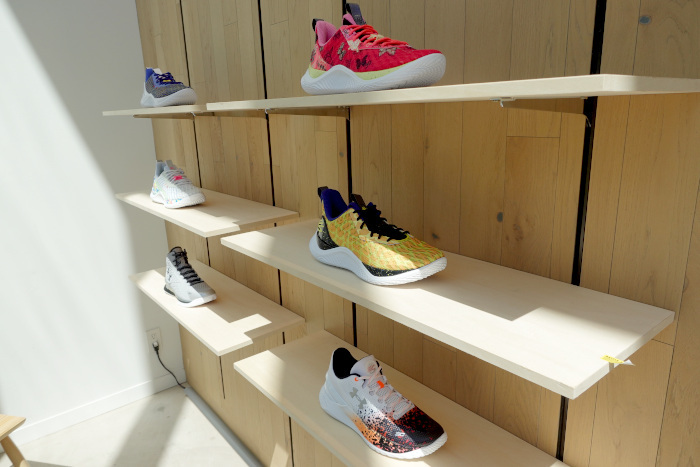 ドーム、アンダーアーマーがシューズに特化したポップアップストア「UNDER ARMOUR FOOTWEAR PARK」を東京・原宿にオープン