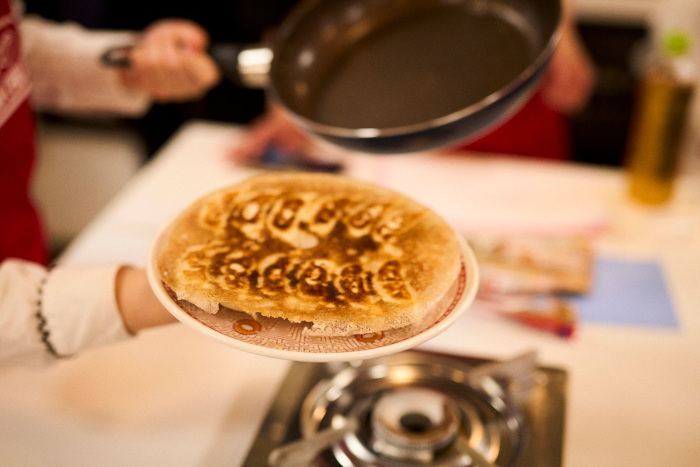 味の素冷凍食品、リニューアルした「ギョーザ」を焼いてパリッとした羽根つきギョーザが焼けた時の感動を楽しむ体験会を開催