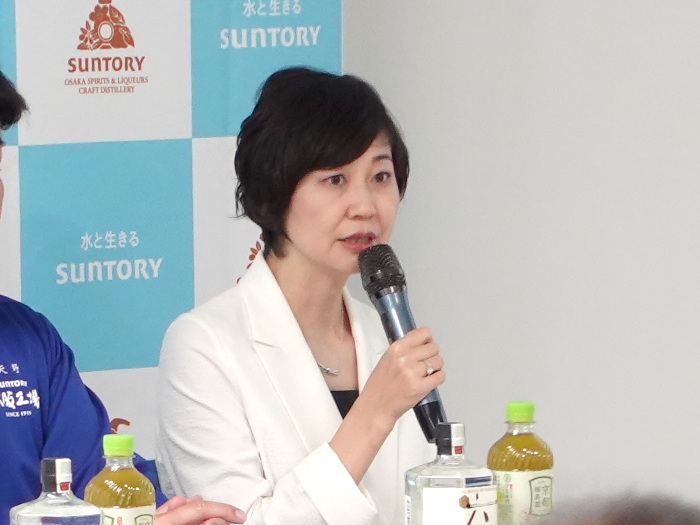 サントリー、6月に竣工を迎えたサントリー大阪工場内の新たな「スピリッツ・リキュール工房」を視察、新蒸溜器の見学など体験