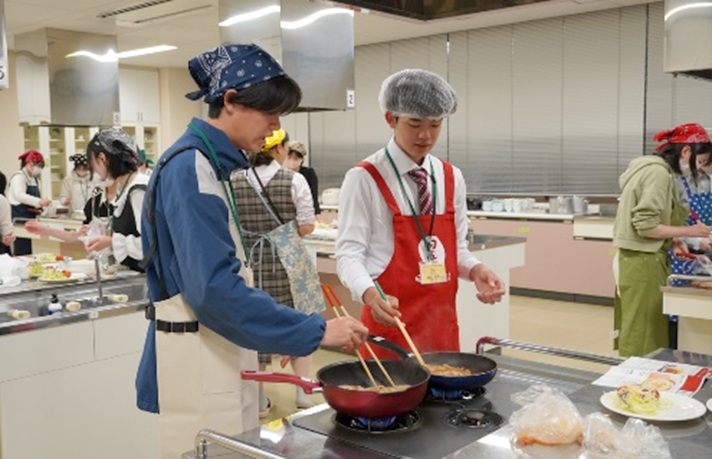 キング醸造、「日の出」調味料を使った初心者でも美味しく手軽につくれるメニューを四天王寺大学の新入寮生に伝授