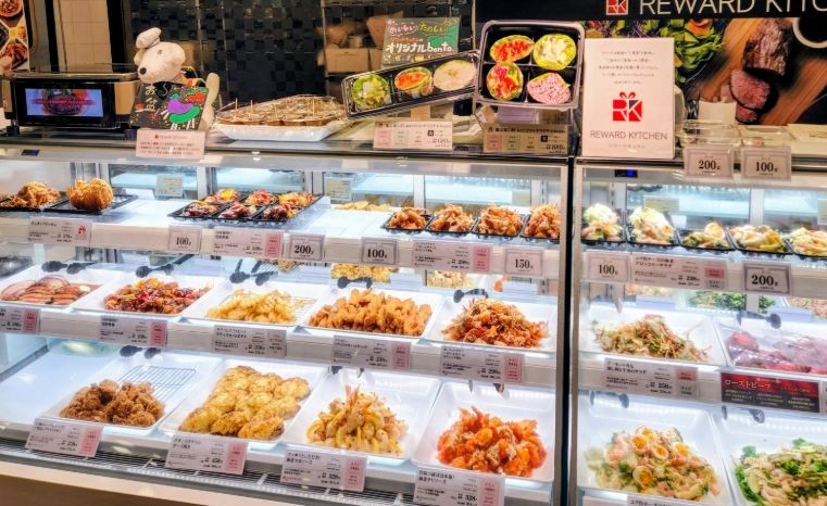 惣菜を対面方式で提供する「リワードキッチン」