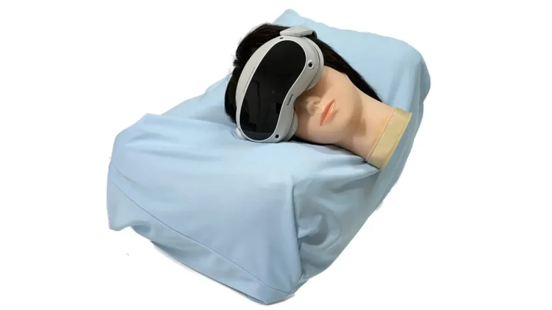 VR睡眠まくらの横寝モデル「ぶいすいーと Your Side」を販売開始場。フレンドと「添い寝」も快適に【ROOX】