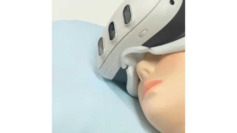 VR睡眠まくらの横寝モデル「ぶいすいーと Your Side」を販売開始場。フレンドと「添い寝」も快適に【ROOX】