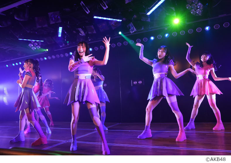 バーチャルユニットAKB48 SURREALが初のリアルライブ開催、新メンバーRERRYの正体解禁と新曲「Wonderland」を初披露