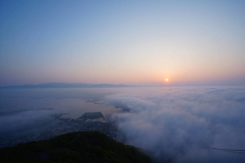 超有名夜景スポット「函館山」は裏メニューの雲海朝日も超オススメ！ 周辺グルメに観光スポットも【プロフォトグラファーが教える北海道の絶景】