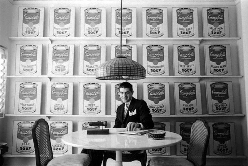 フェラスギャラリーのオーナー、アーヴィング・ブラムと絵画作品の《Campbell’s Soup Cans》（1962）